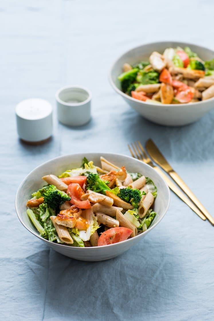 Pastasalat med kylling, brokkoli og cæsardressing, toppet med urtekrutonger