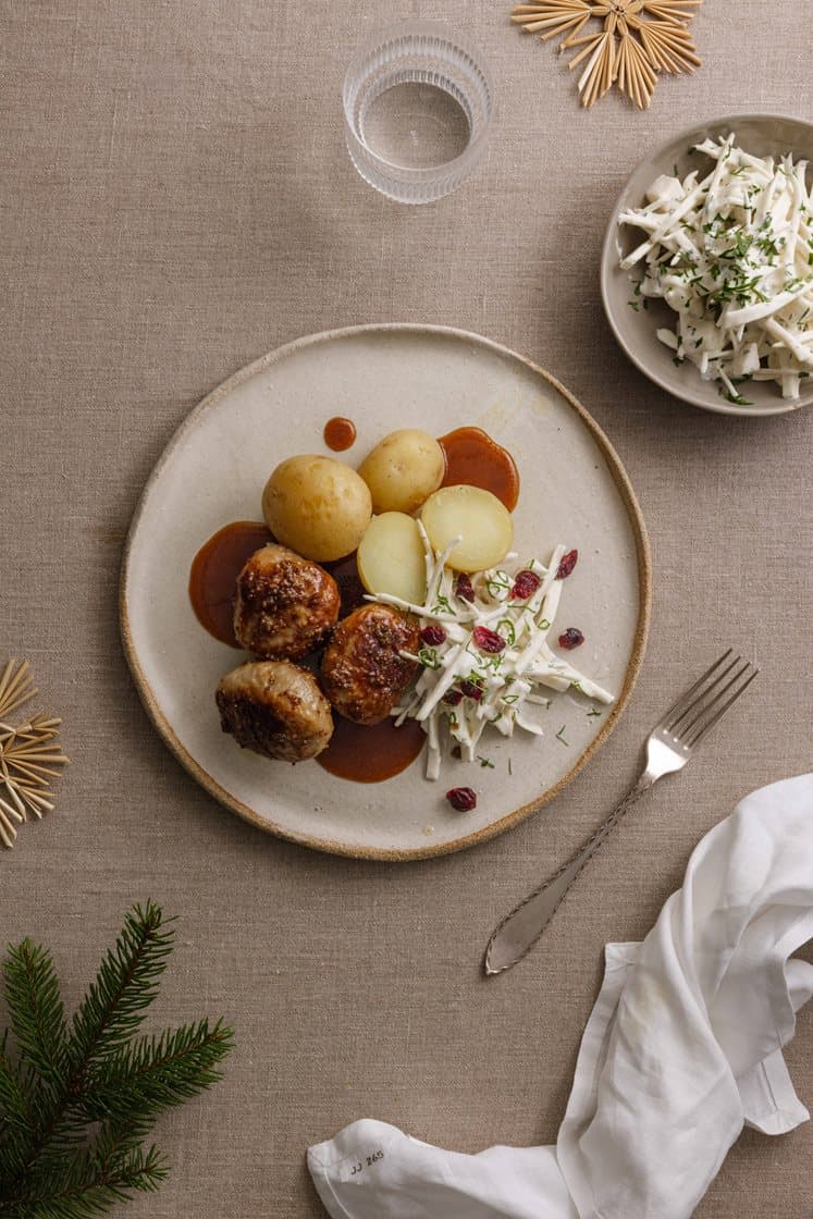 Sennepsglaserte medisterkaker med kokte poteter, pære- og sellerirotslaw og rødvinssaus