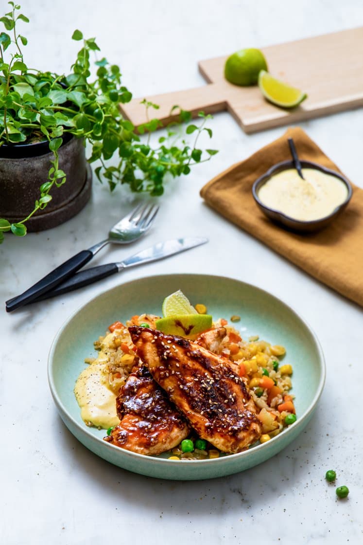 Soyaglasert kylling og stekt grønnsaksris, med curry- og mangodressing og lime