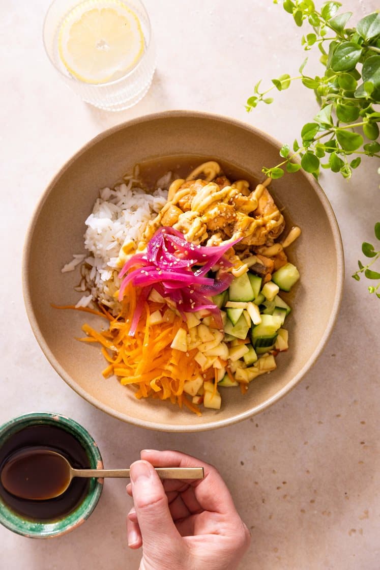 Laksepoke med jasminris, agurk, syltet rødløk og teriyakidressing, toppet med chilimajones