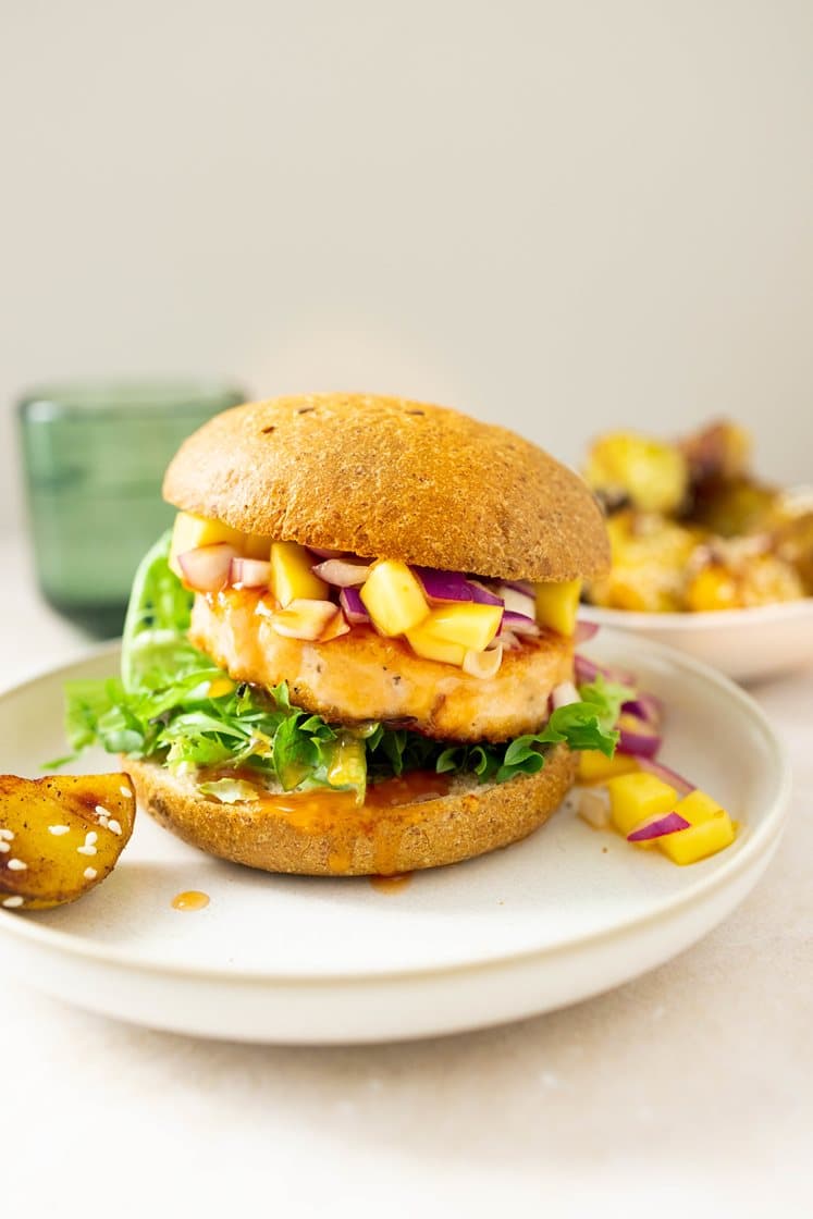 Lakseburger med spicy mangosalsa og sesamstekte poteter