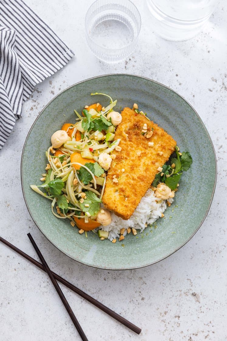 Sprøbakt lysing med asiatisk salat, jasminris, koriander og chilimajones