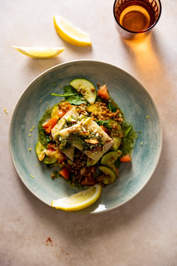 Mandelbakt lyrfilet med basilikumpesto og linseragu med squash og sitron