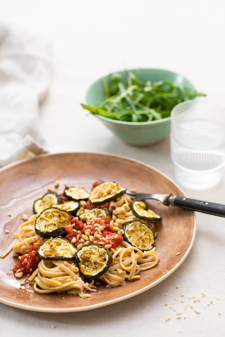 Kremet linguine med spicy arrabiatasaus, squash og pinjekjerner, toppet med Grande Premium-ost