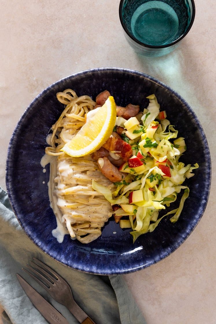 Linguine i kremet saus med grillbacon og frisk eple- og estragonsalat