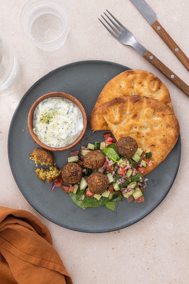 Falafeler i nanbrød med myntesalat og tzatziki