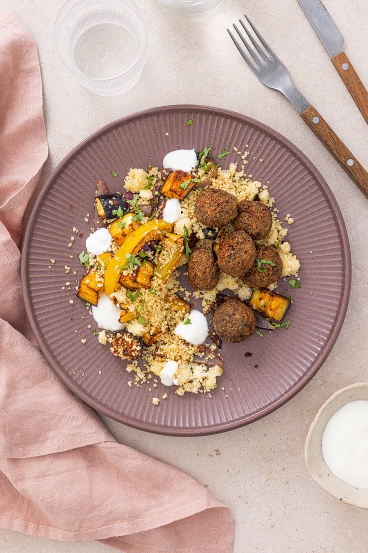 Falafeler med chilibakt aubergine og paprika, couscous og yoghurt