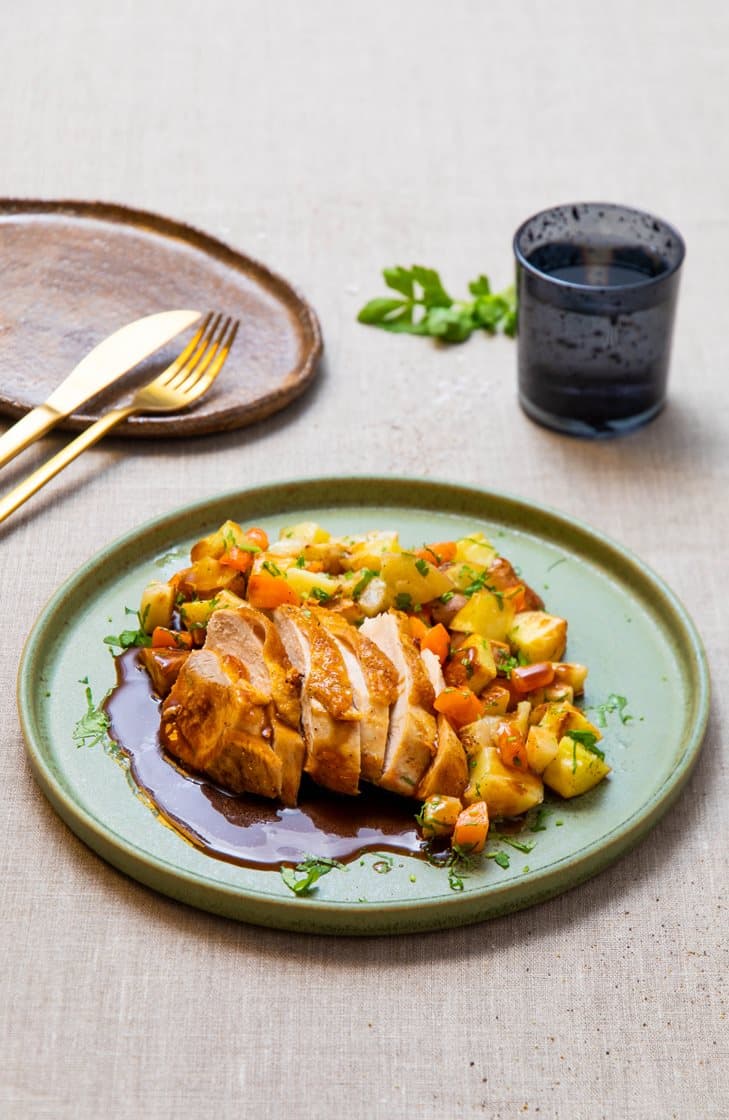 Pannestekt kyllingbryst med persillebakte grønnsaker, servert med brun saus