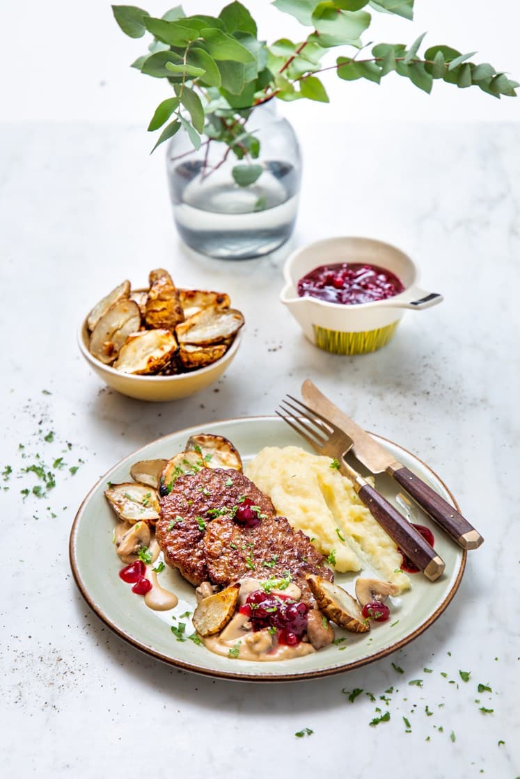 Elgkarbonader i aromasoppsaus med ovnsbakte jordskokker, potetmos og tyttebær