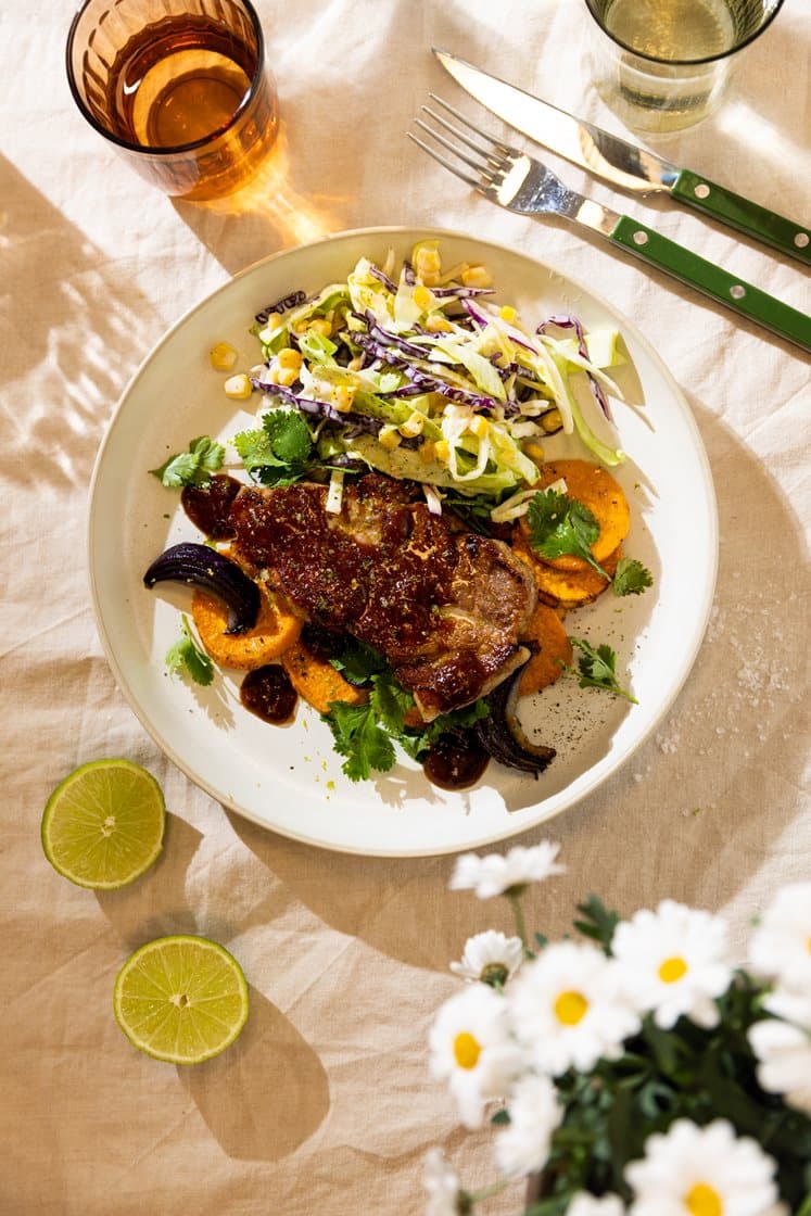 Bbq- og sitrusglasert svinenakke med maiscoleslaw og søtpotetsalat med koriander