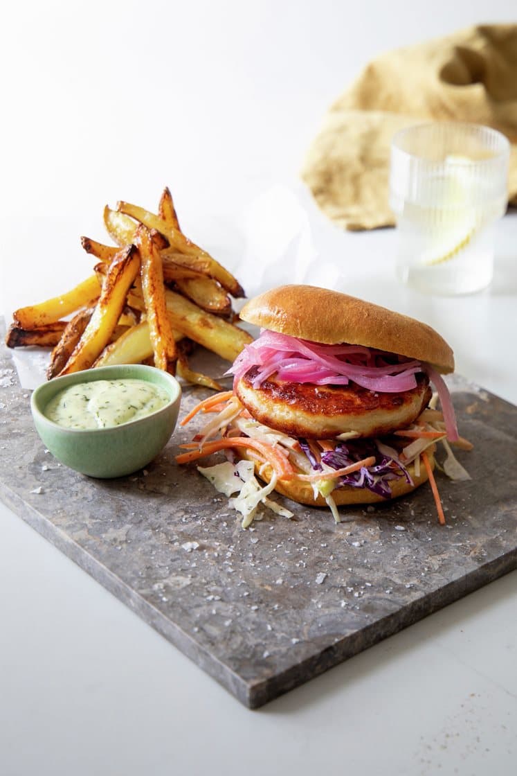 Fiskeburger med eple-coleslaw, syltet rødløk, potetfries og aioli