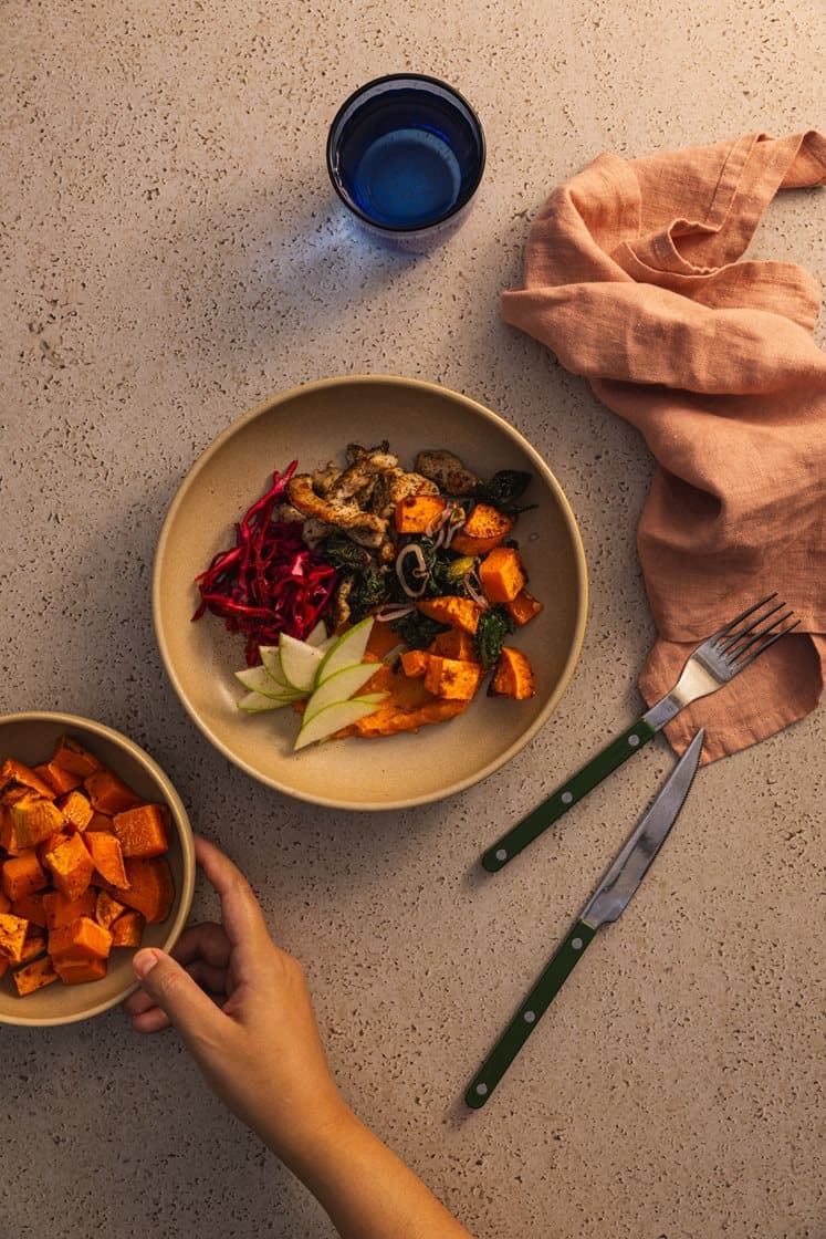 Søtpotet-bowl med urtemarinerte svinestrimler, julesyltet rødkål, rosettkål og eple