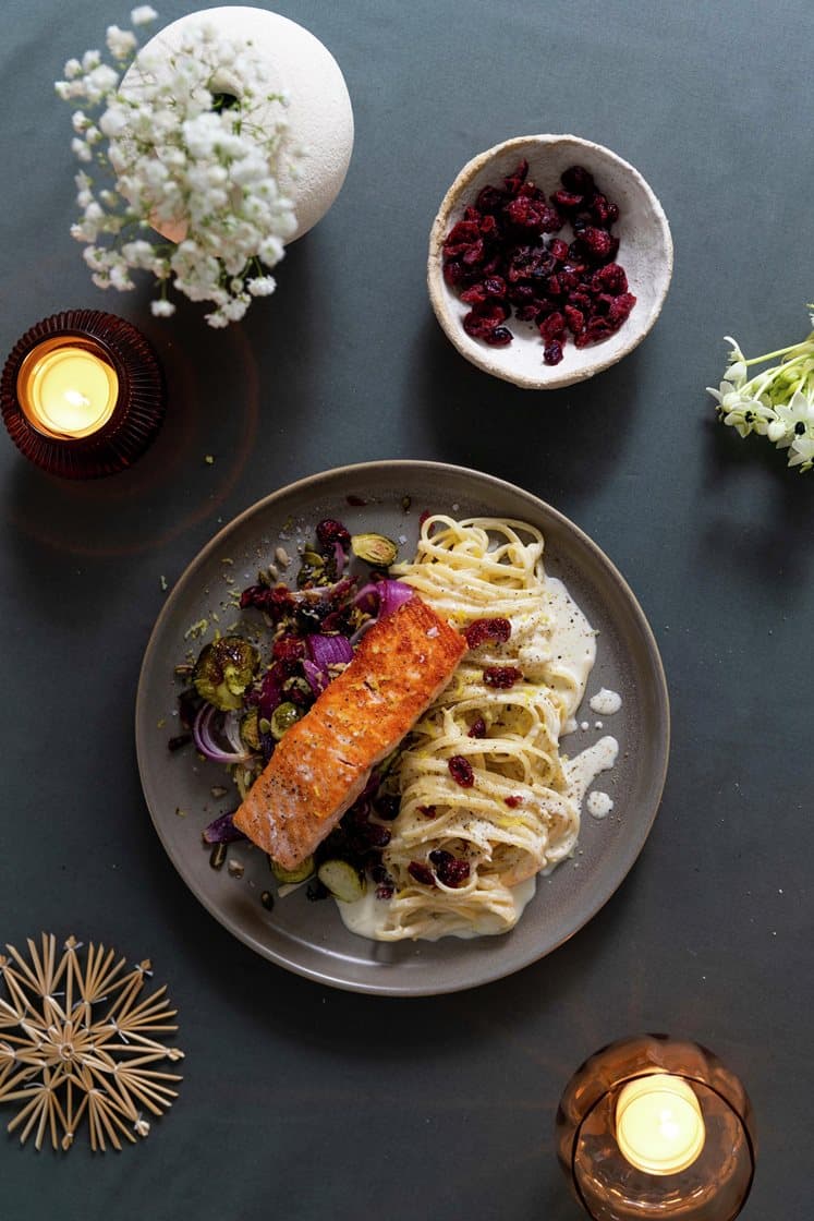 Stekt laksefilet med kremet sitronlinguine og lun rosenkålsalat med tranebær og sprø kjerner