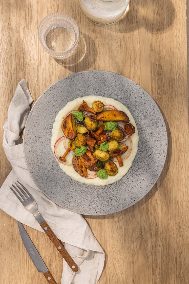 Blomkålkrem med stekt potet og spinatpesto, servert med smørstekte kantareller og rosenkål