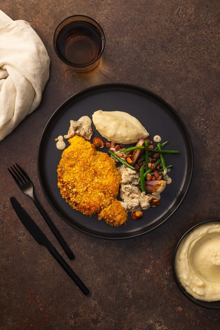 Hjemmelaget schnitzel med cheesy potetpuré, kremede kantareller, løk, grønne bønner og bacon