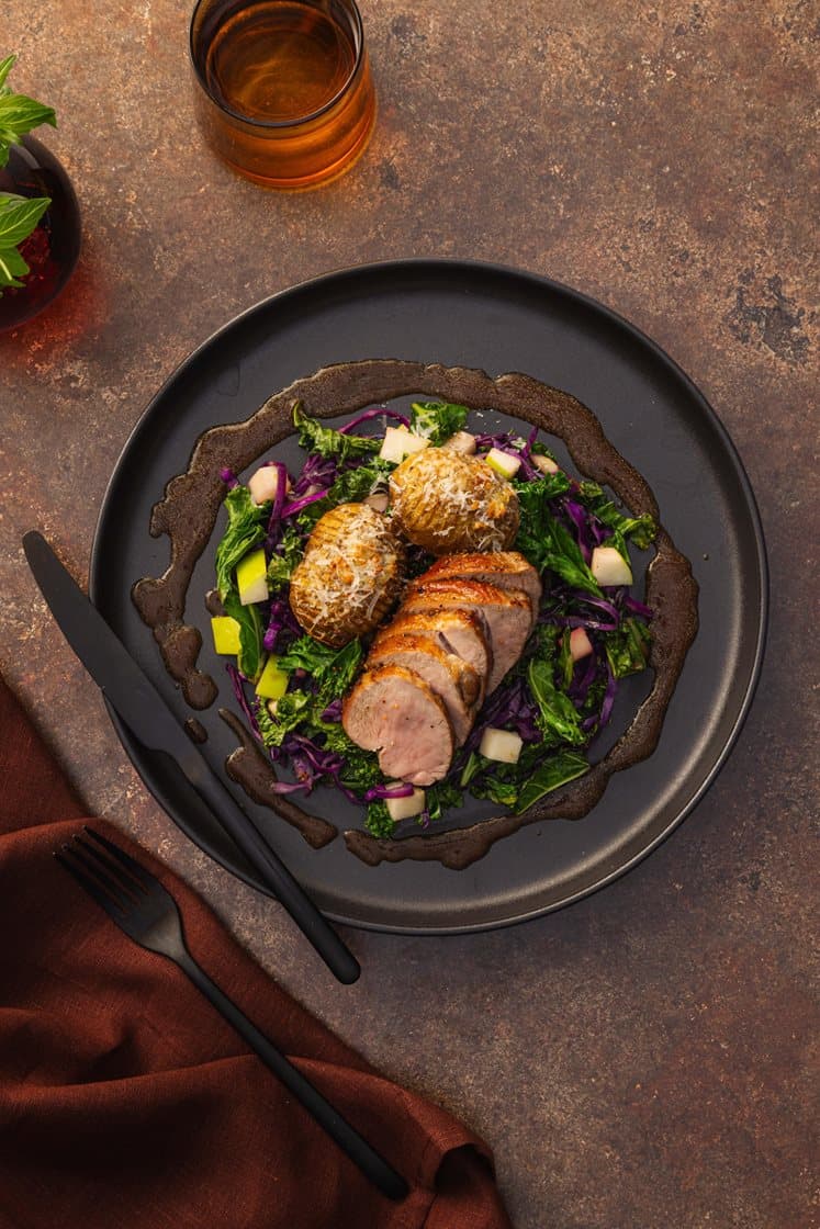 Sitruskrydret indrefilet av svin med hasselbackpoteter og smørglasert kål, servert med trøffelsaus