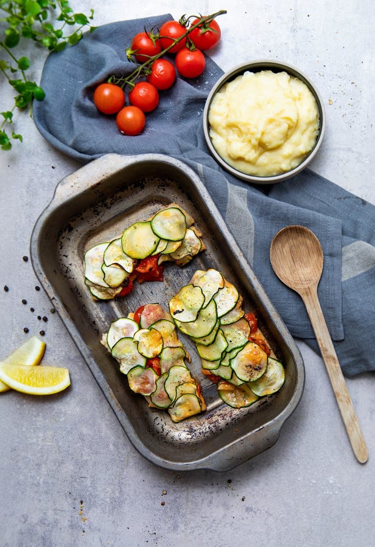 Ovnsbakt torsk med squash og cherrytomater i kryddersmørsaus, servert med potetmos