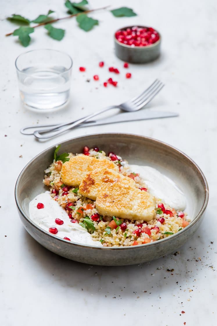 Sesam- og honningstekt halloumi med tabbouleh og krydret yoghurt