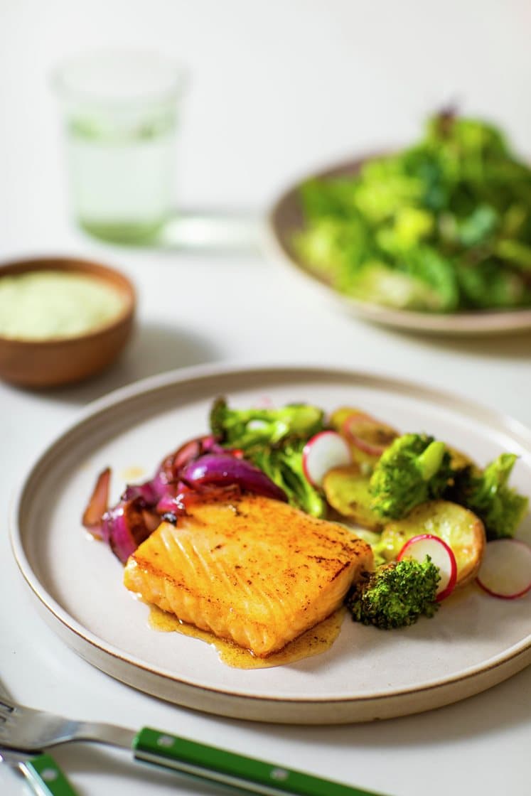 Stekt laksefilet med lun brokkoli- og potetsalat, balsamicoglasert løk og ramsløkaioli