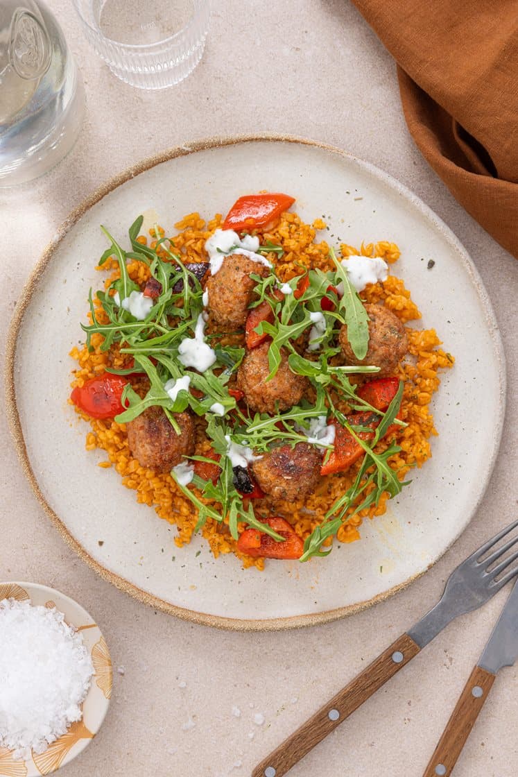 Grønnsakskjøttboller med tomatbulgur, stekt paprika, ruccola og urteyoghurt