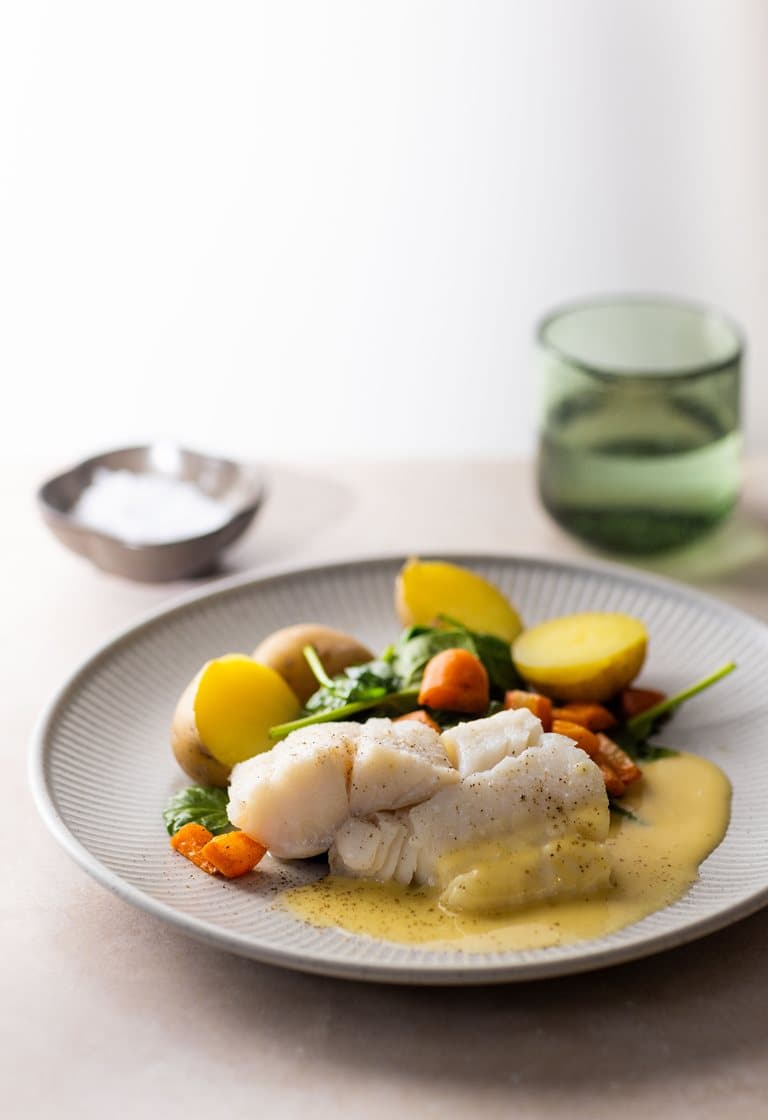 Lettsaltet torskefilet med ovnsbakte gulrøtter, spinat, kokte poteter og smørsaus