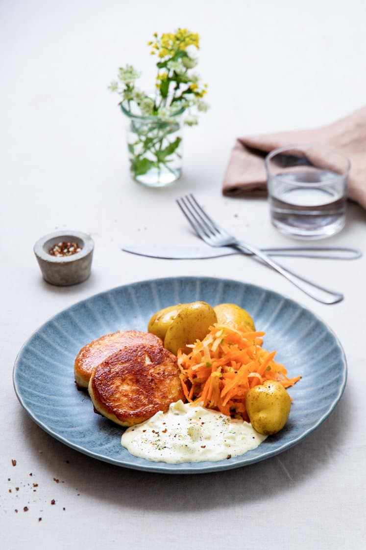 Grove fiskekaker med kremet eggesalat, råkost og kokte småpoteter