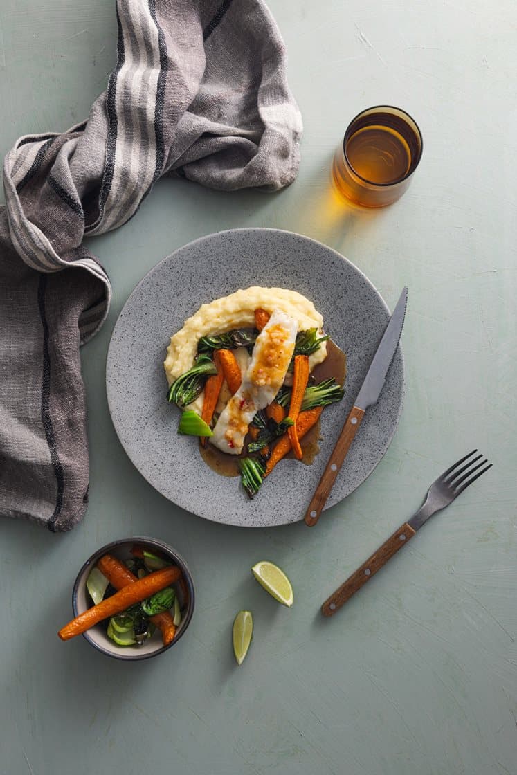 Ingefærbakt torsk med gulrøtter og pak choy, potetpuré og teriyakismør