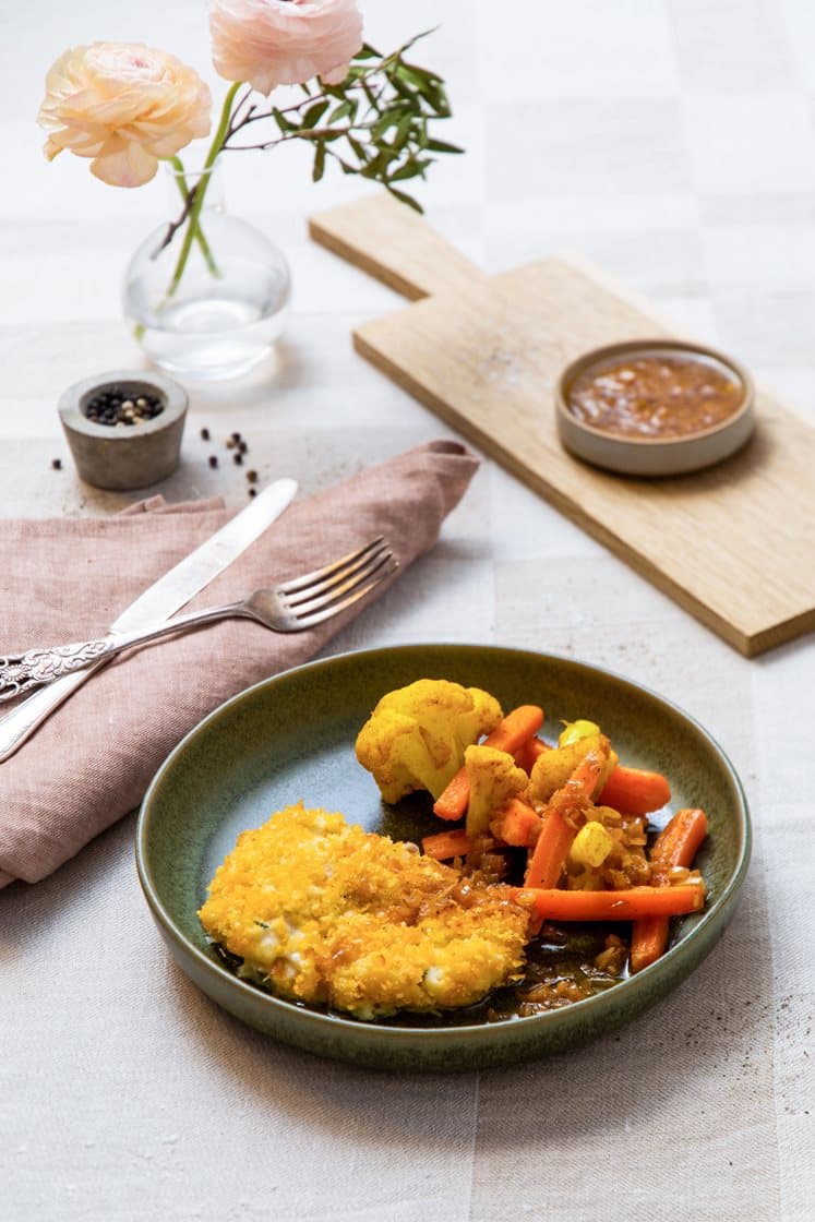 Fiskegrateng med karristekte gulrøtter og blomkål, servert med løksmør