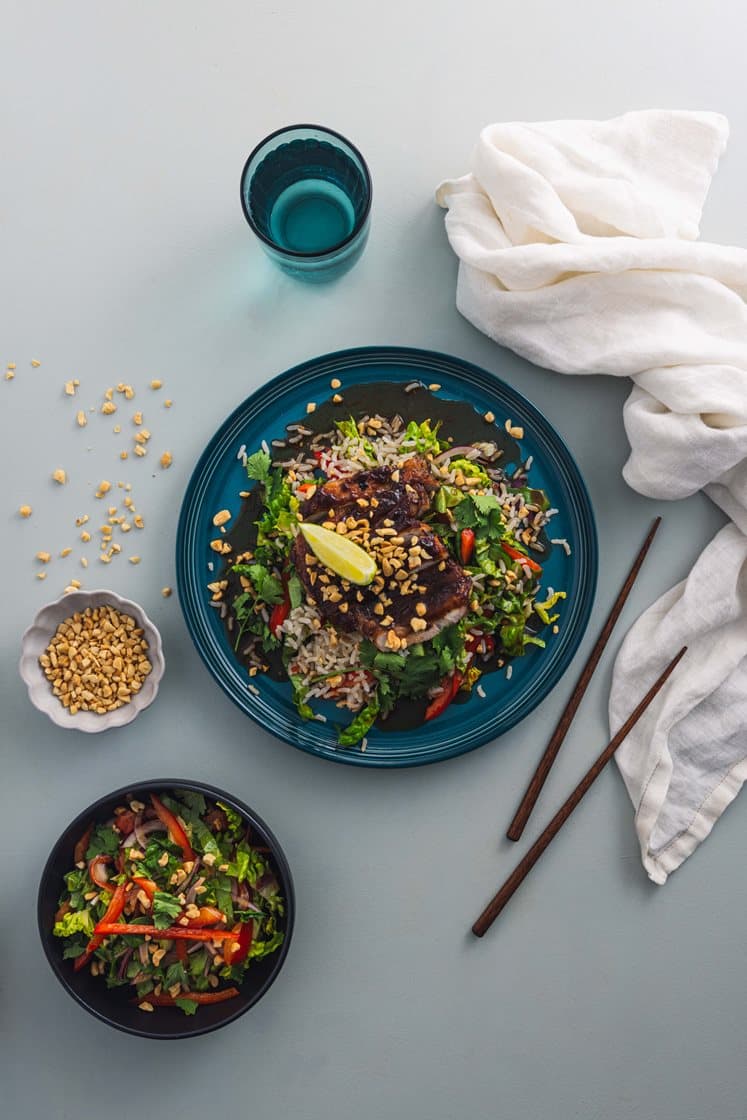 Thaisalat med hoisinglasert svinefilet, peanøtter og fullkornsris