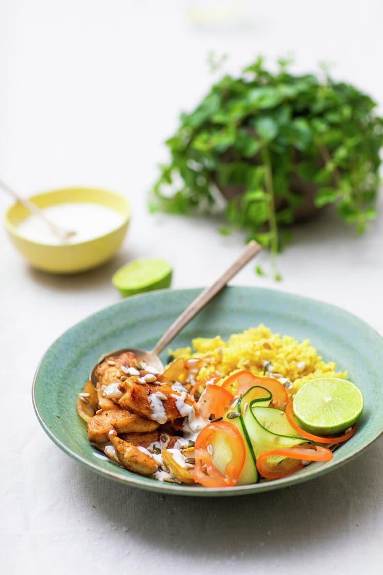 Daddelglasert kyllingfilet med sommerlig agurksalat, garam masalaris, sprø topping og raita