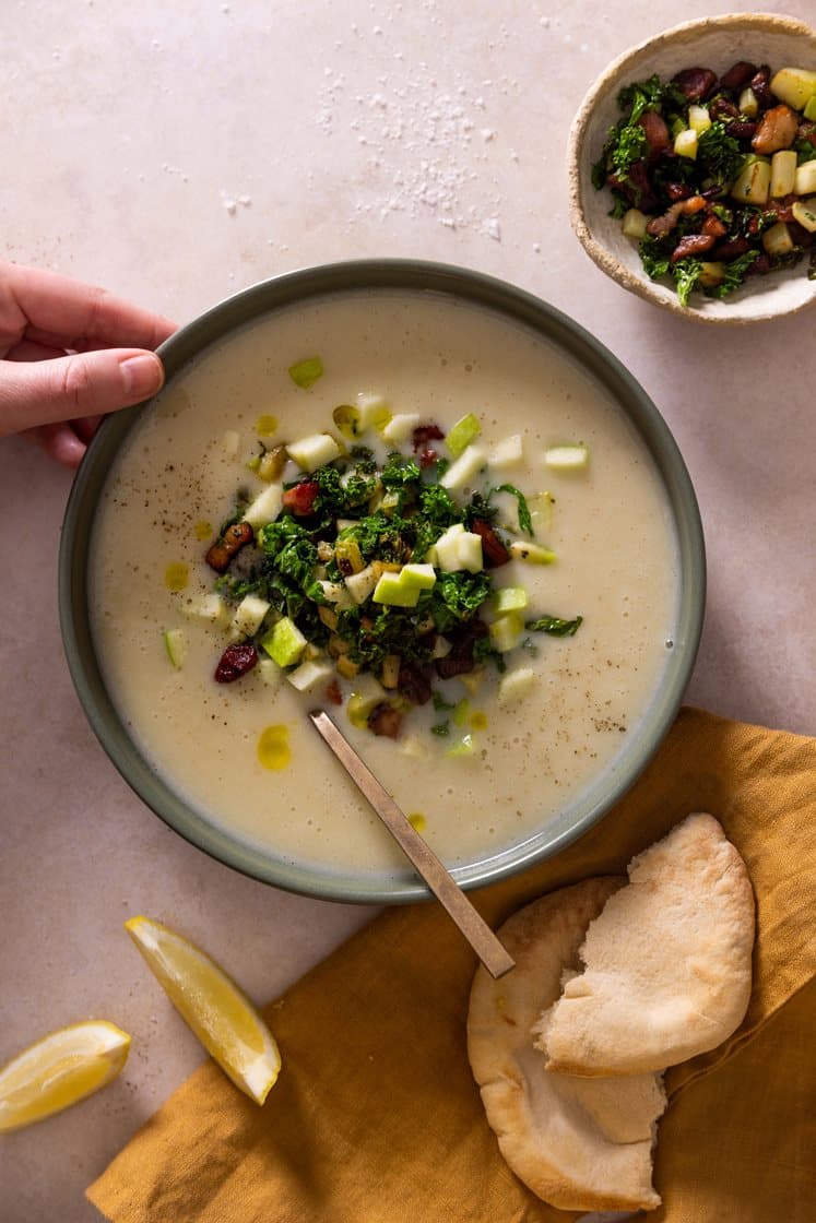 Rask jordskokksuppe med bacon, grønnkål og eple, servert med brød