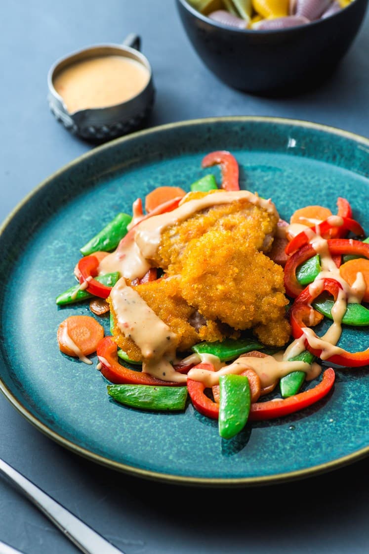 Crispy kylling med wokede grønnsaker, pasta og sweet chilisaus