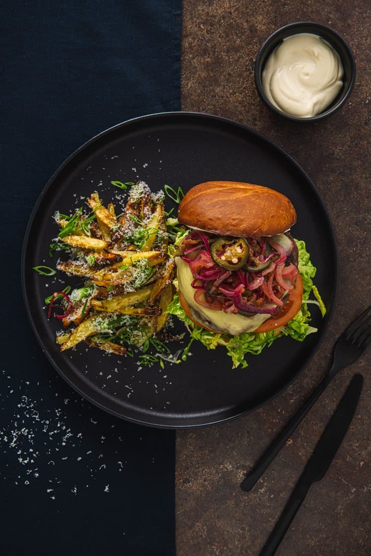 Bbq glaserte chili-cheese smashburgere, servert med dirty fries og trøffelaioli