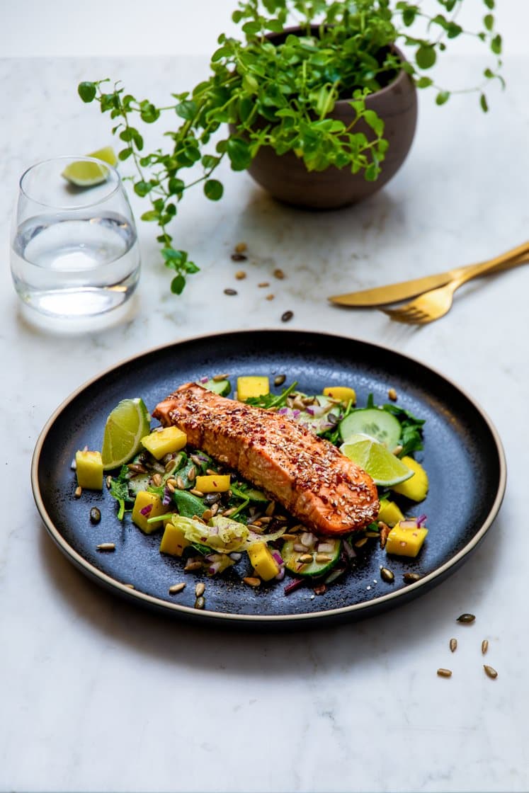Soyamarinert ørret med mangosalat, nøtter og jasminris