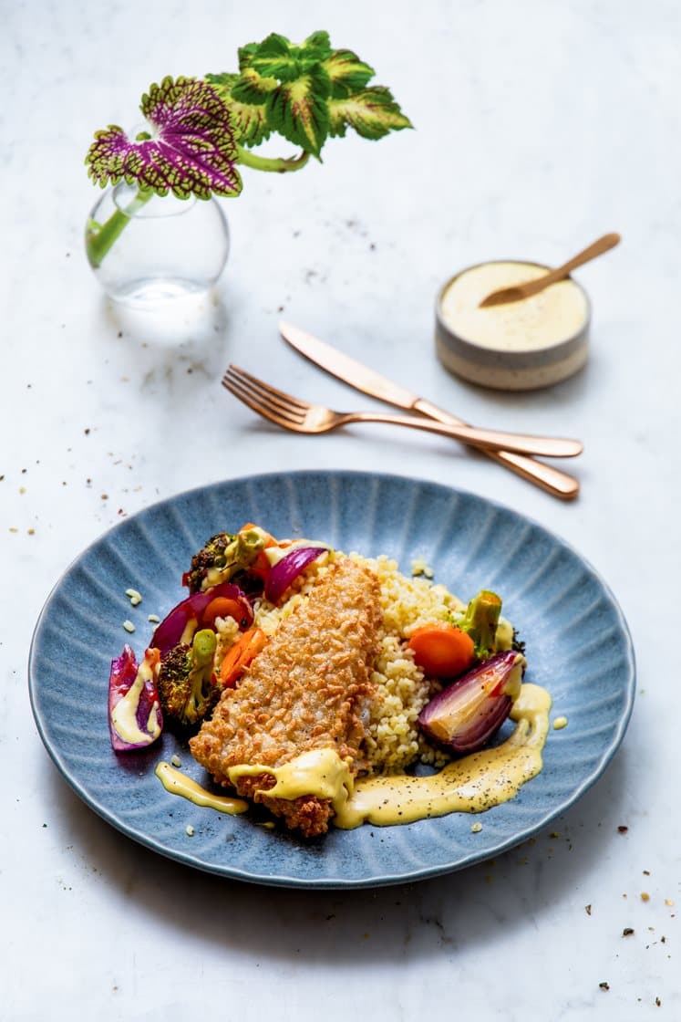 Panert torsk med quinoa og chilistekte grønnsaker, servert med curry- og mangodressing