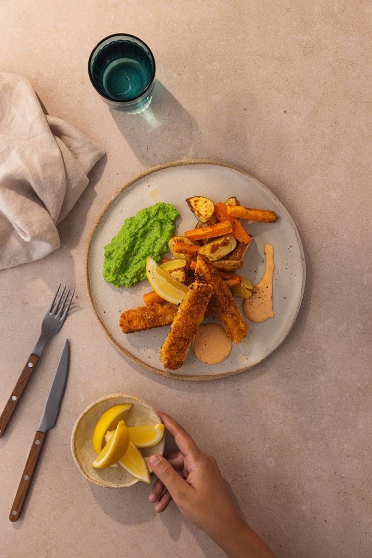 Hjemmelagde fiskepinner med ovnsbakte poteter og gulrøtter, ertepuré og srirachaaioli