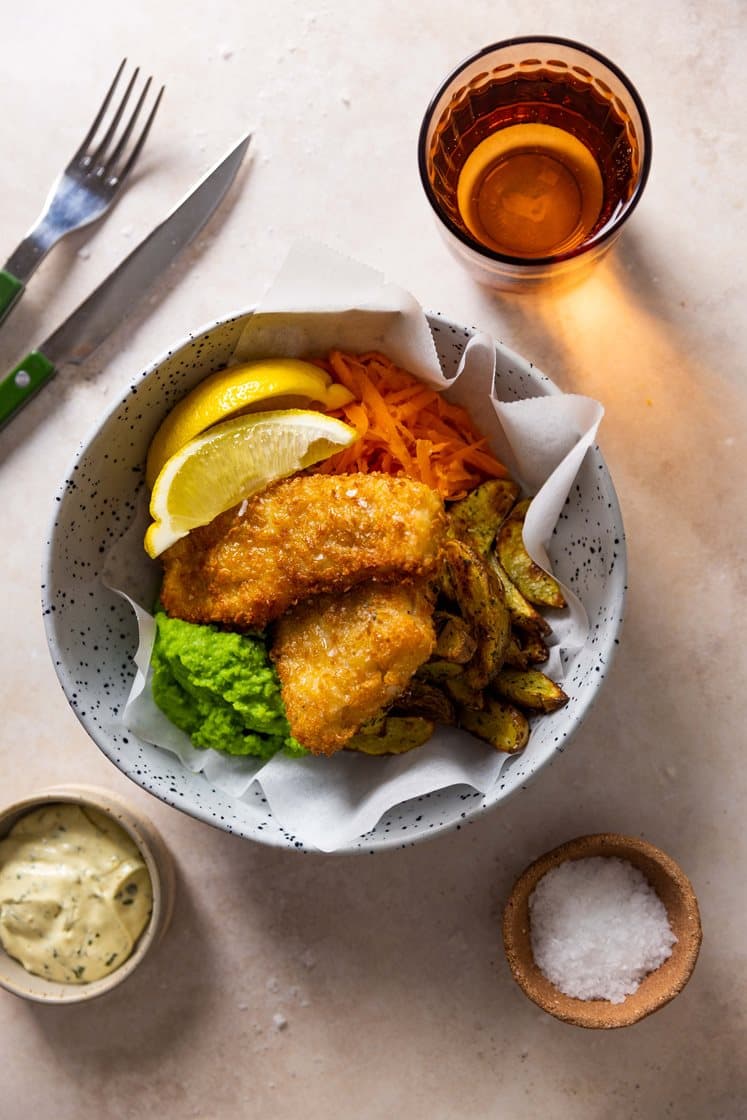 Fish & chips med frisk råkostsalat, ertepuré, sitron og remulade