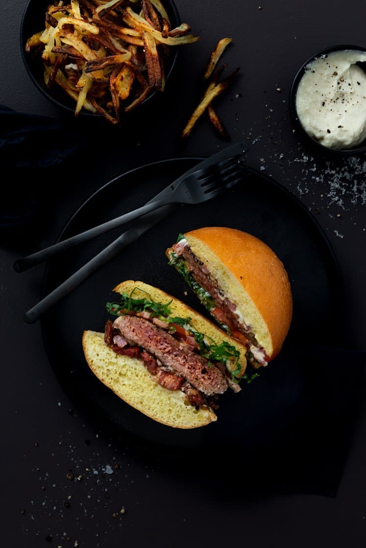 Trøffelburger med Grana Padanokrem, servert med smashede krydderpoteter og friske grønnsaker