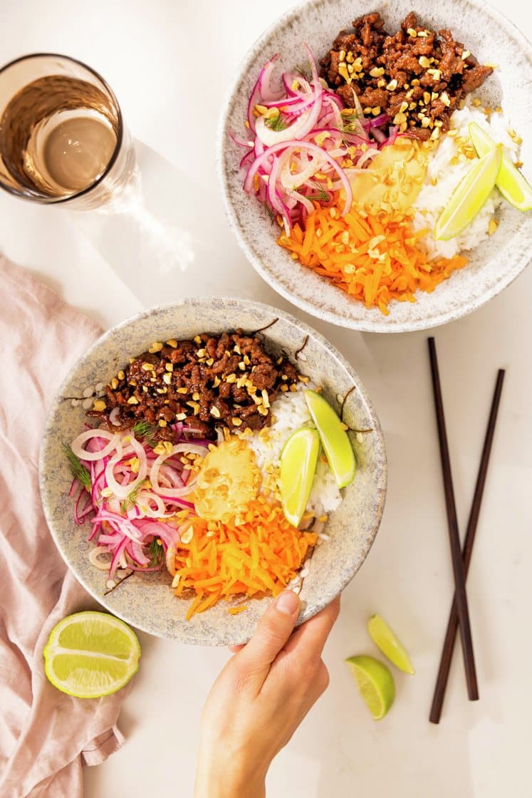 Rice bowl med kvernet storfe, yakinikusaus, hurtigsyltet fennikel og chilimajones