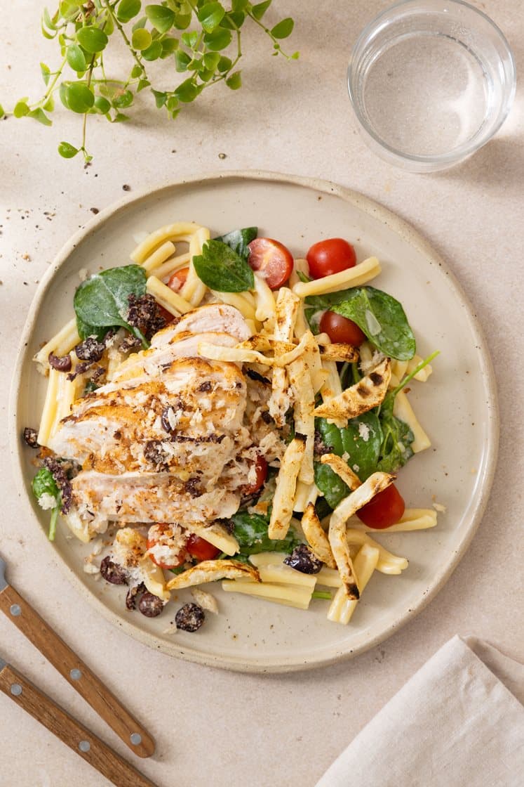 Pasta casarecce i kremet trøffelsaus med kylling, toppet med sellerifries og olivenpangrattato