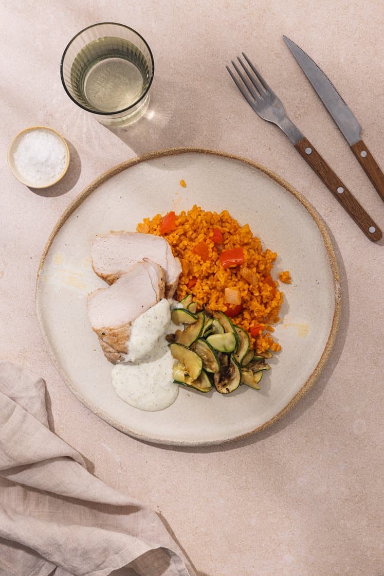 Filetstykke av svin med tomatbulgur, smørstekt squash og hvitløksdressing