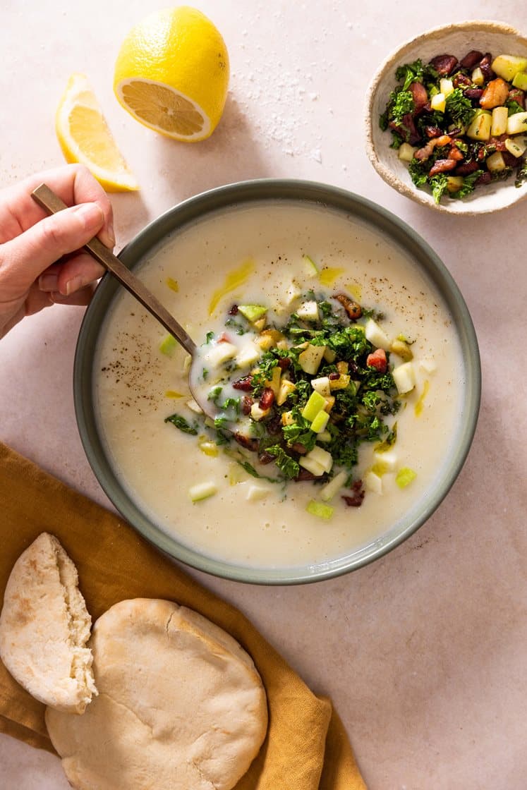 Rask jordskokksuppe med bacon, grønnkål og eple, servert med brød