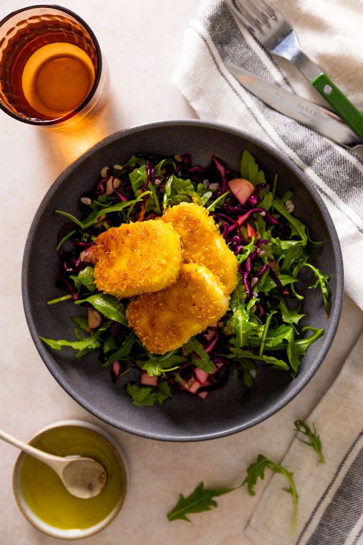 Panert halloumi og bulgur med rødkål og eple, servert med sitrondressing
