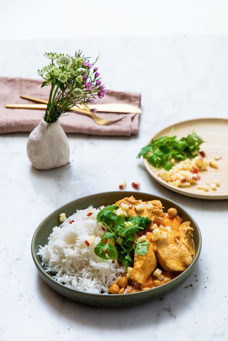 Kokosgryte med kylling og rød curry, søtpotet, kikerter, eple og basmatiris