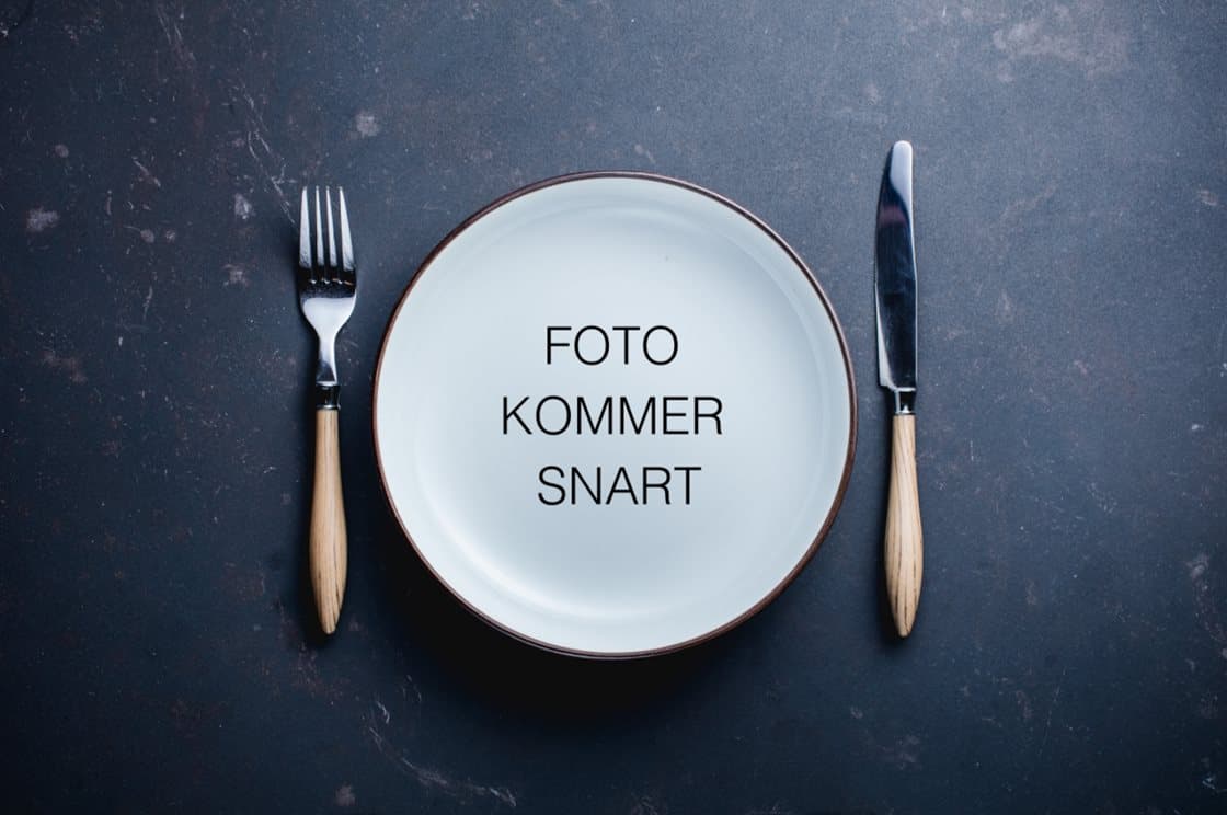 Kylling chop suey med friske grønnsaker, servert med peanøtter og jasminris