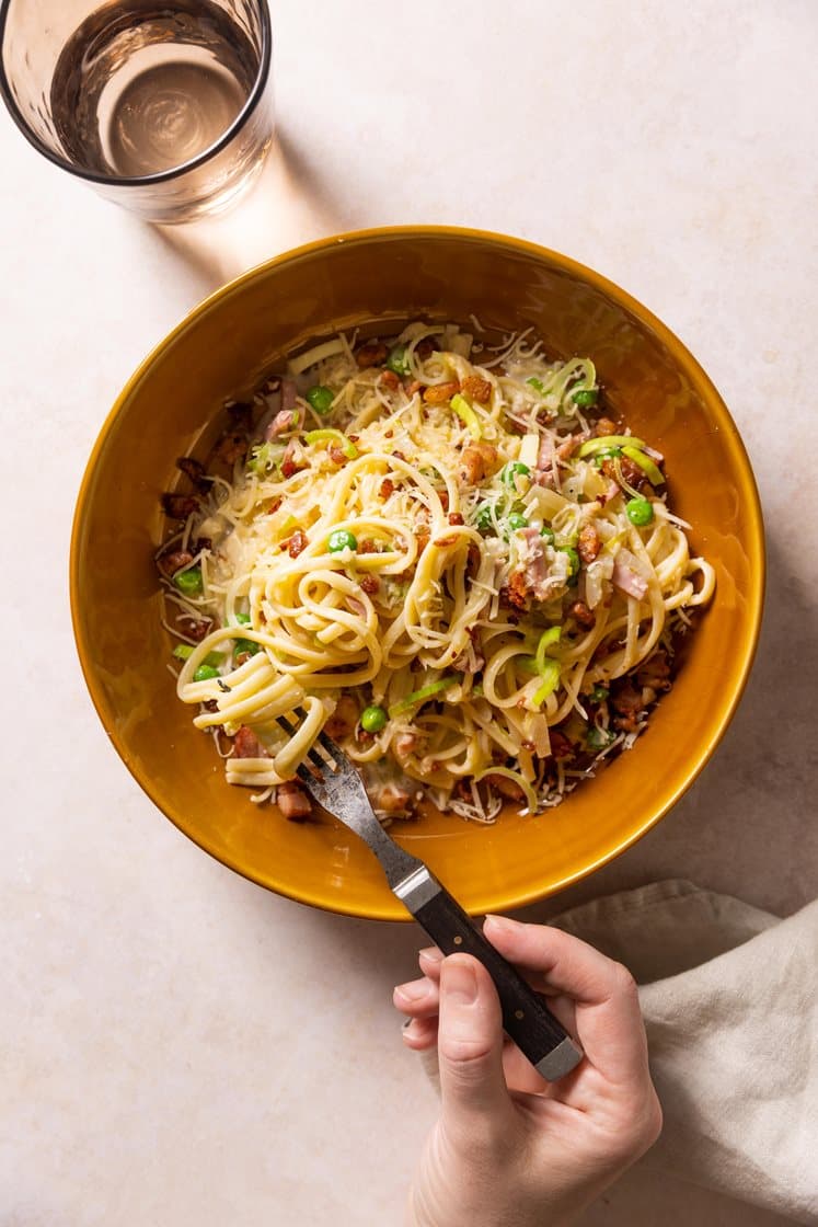 Pasta linguine i fløtesaus med bacon, skinke og grønne erter