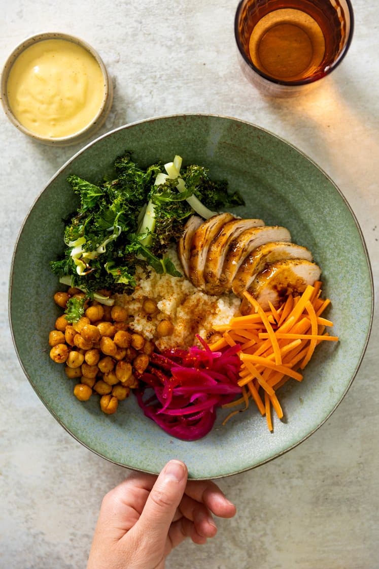 Bulgur- og kikertbowl med kylling i soya- og ingefærsjy, sprøstekt grønnkål og curry- og mangodressing