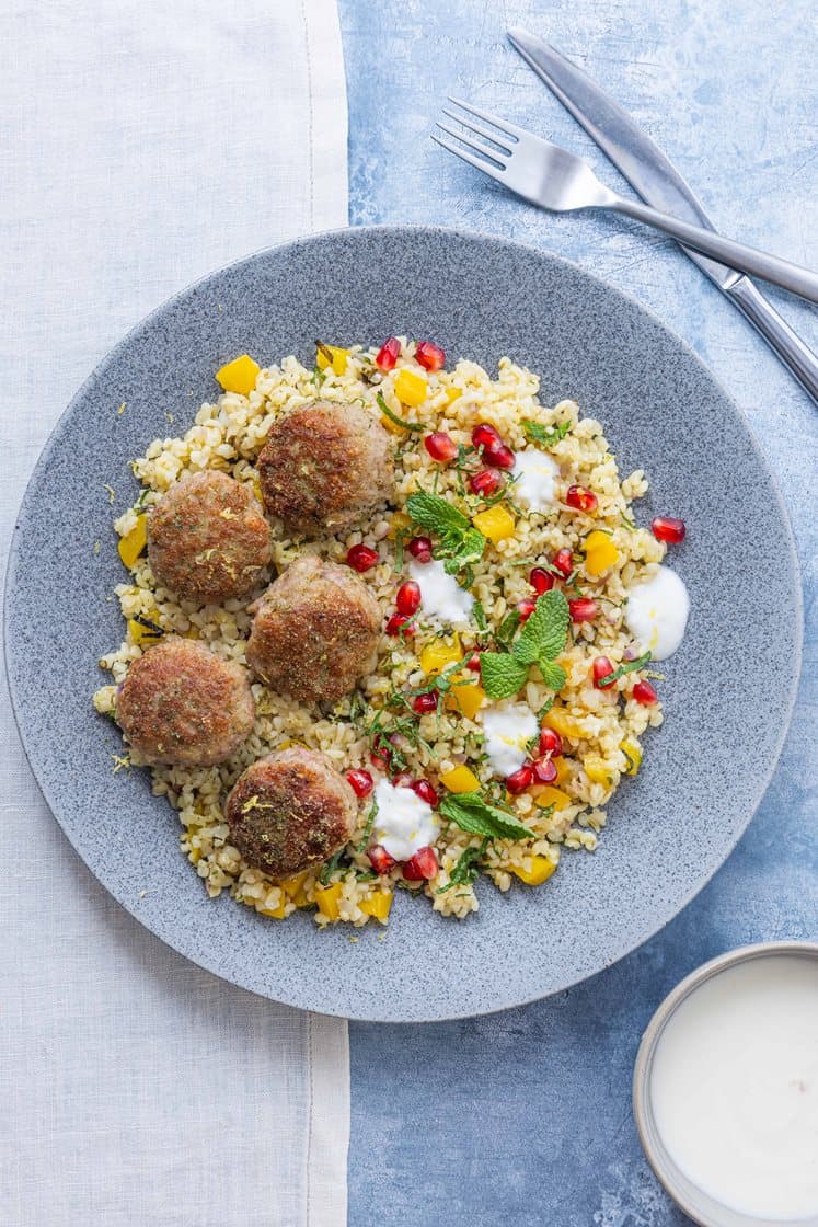 Bulgursalat med paprika og mynte, servert med kyllingkaker, granateple og yoghurtdressing 
