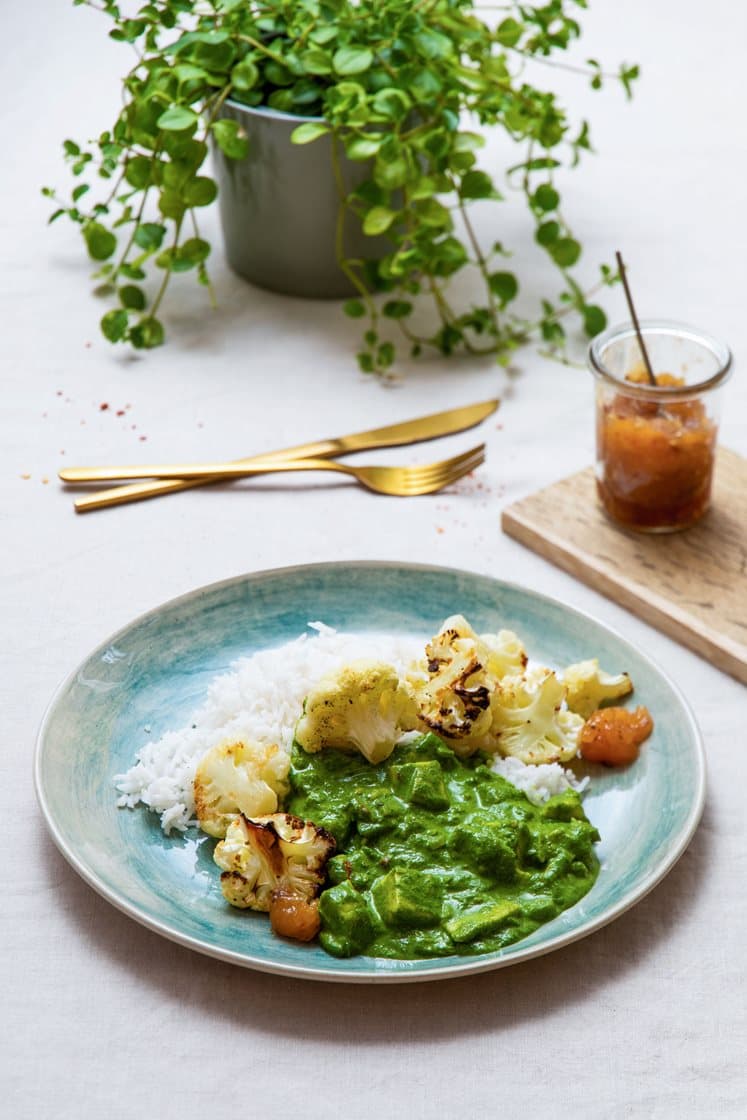 Palak halloumi – indisk spinatgryte med halloumiost, servert med ovnsbakt blomkål, mangochutney og basmatiris