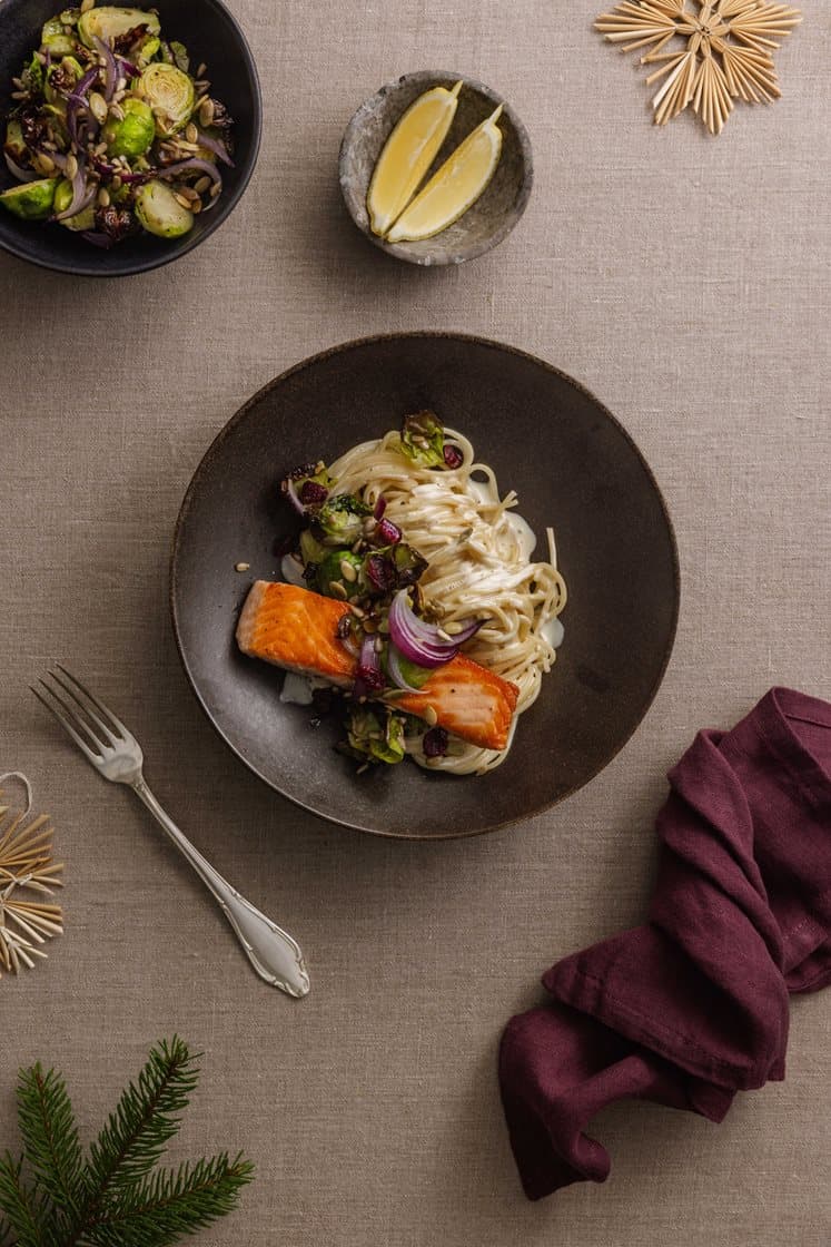 Stekt laksefilet med kremet sitronlinguine og lun rosenkålsalat med tranebær og sprø kjerner